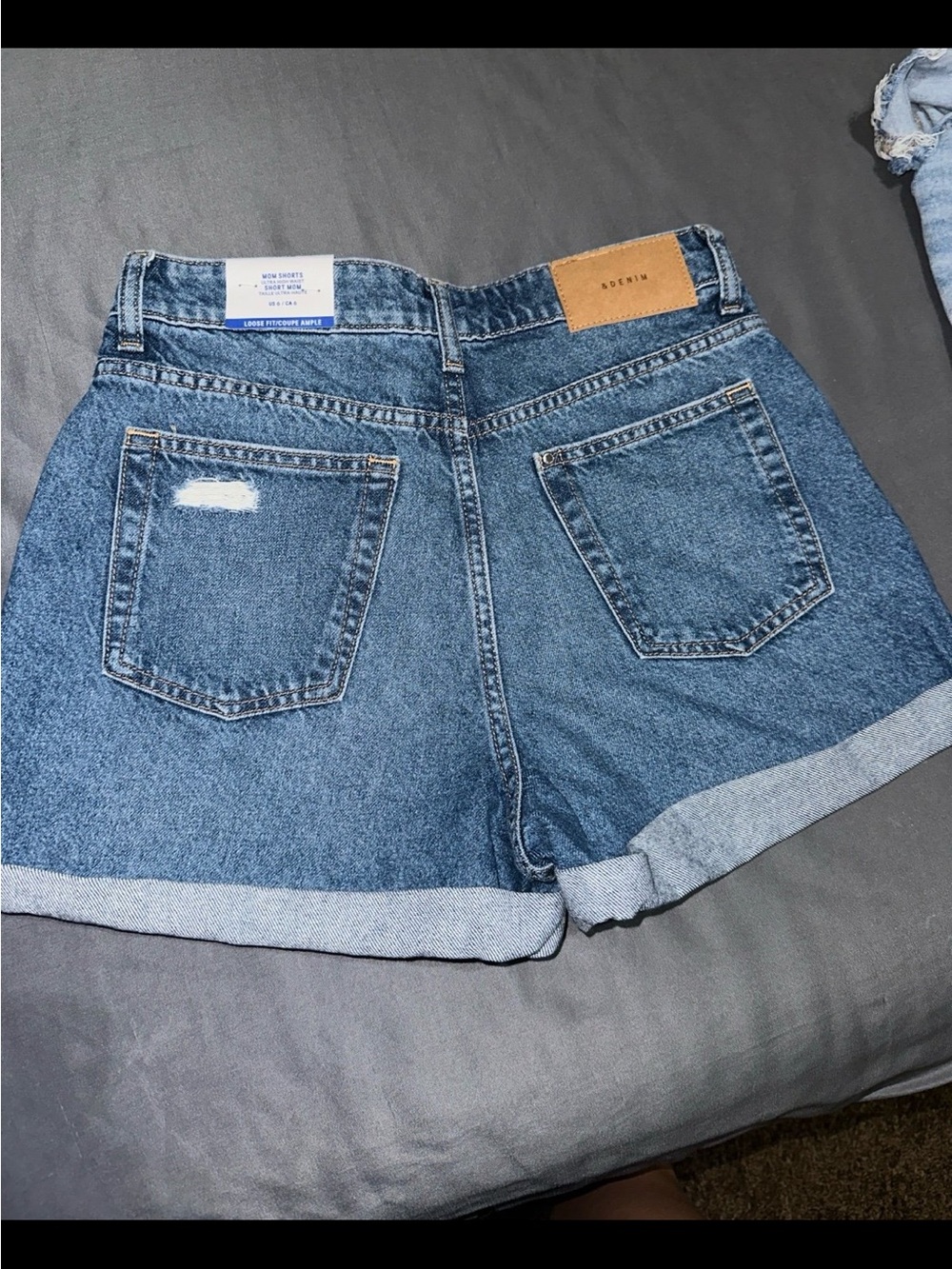 NWT H&M Women's Mom Jean Shorts Distressed/ Ripped Denim Shorts Size 6